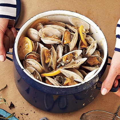 Beer-steamed soft-shell clams