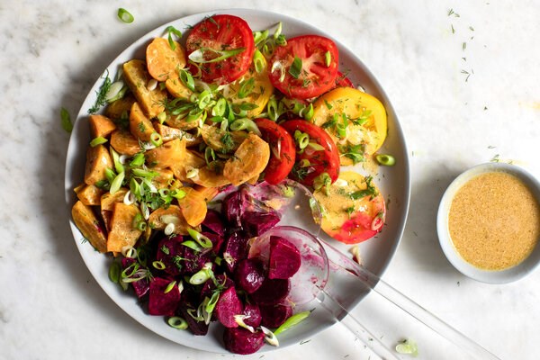 Beet and tomato salad with scallions and dill