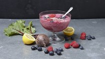Beet-berry smoothie bowl