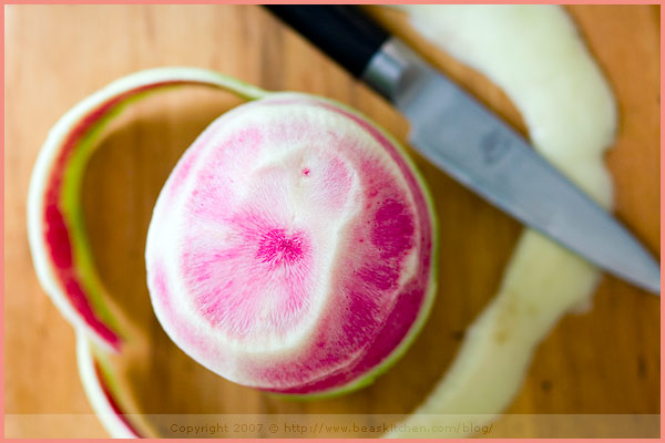 Beet mousse and radish mise-en-bouche (Mise-en-bouche, mousse de betterave et radis )