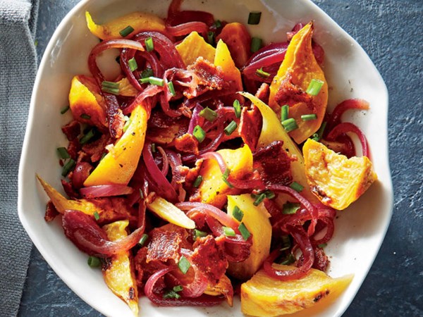 Beet salad with bacon and onion