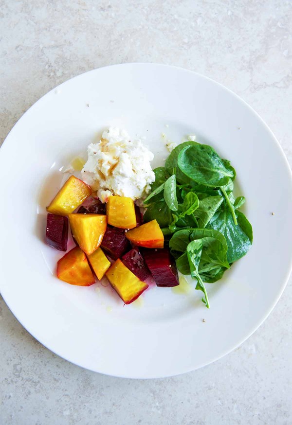 Beet salad with goat cheese and honey
