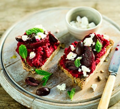 Beetroot houmous toasts with olives & mint