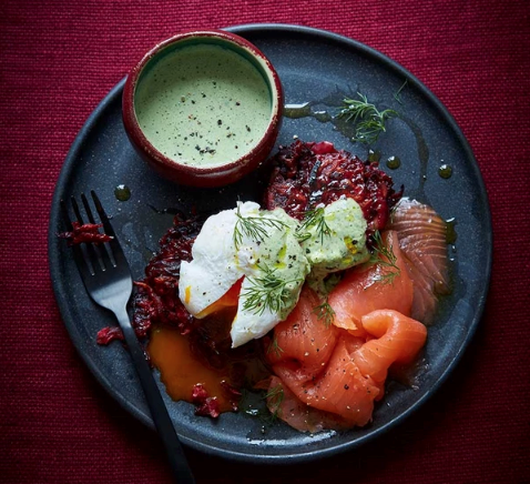 Beetroot rösti with green yogurt & smoked salmon
