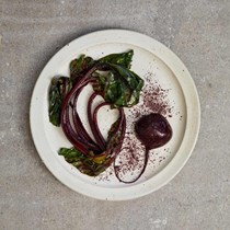 Beetroot with its leaves, stalks and powdered skin