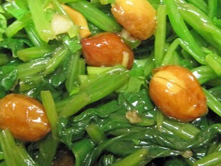 Beijing-style spinach and peanut appetizer (Bōcài huāshēng / 菠菜花生)