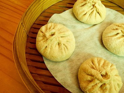 Beijing-style steamed lamb buns (Lăo Běijīng yángròu bāo / 老北京羊肉包)