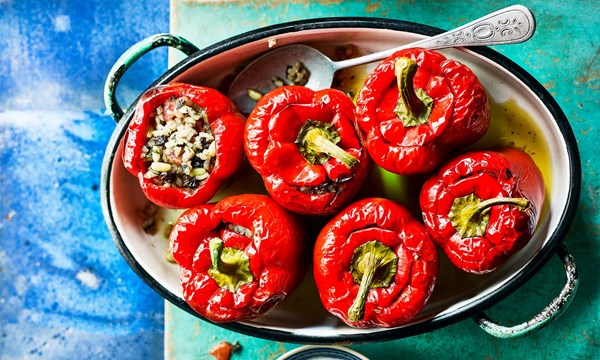 Bell peppers stuffed with rice, raisins and pine nuts (Zeytinyağli biber dolmasi)