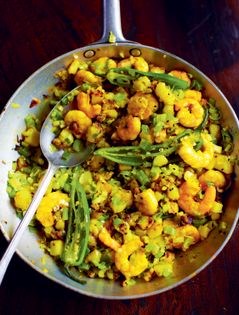 Bengali prawns (Piyajkolir tarkari)