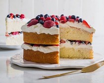Berries and cream layer cake [whipped cream-cream cheese frosting]