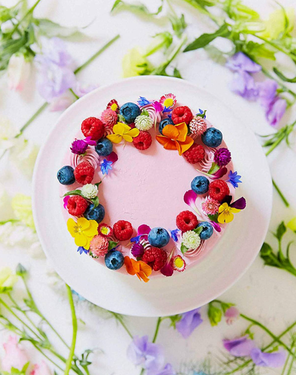 Berries and 'elderfleur' cake