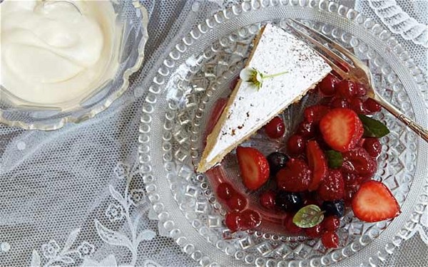 Berries in mint julep syrup with buttermilk and brown-sugar cake