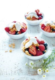 Berries with coconut crunch