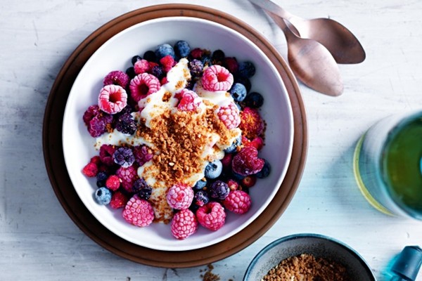 Berries with  white chocolate sauce and speculaas crumbs