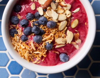 Berry-almond smoothie bowl