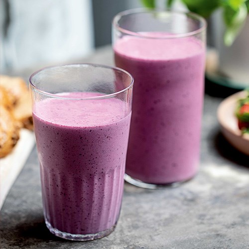 Berry and yoghurt breakfast shake