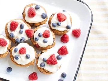Berry-banana cupcakes [creamy vanilla frosting]