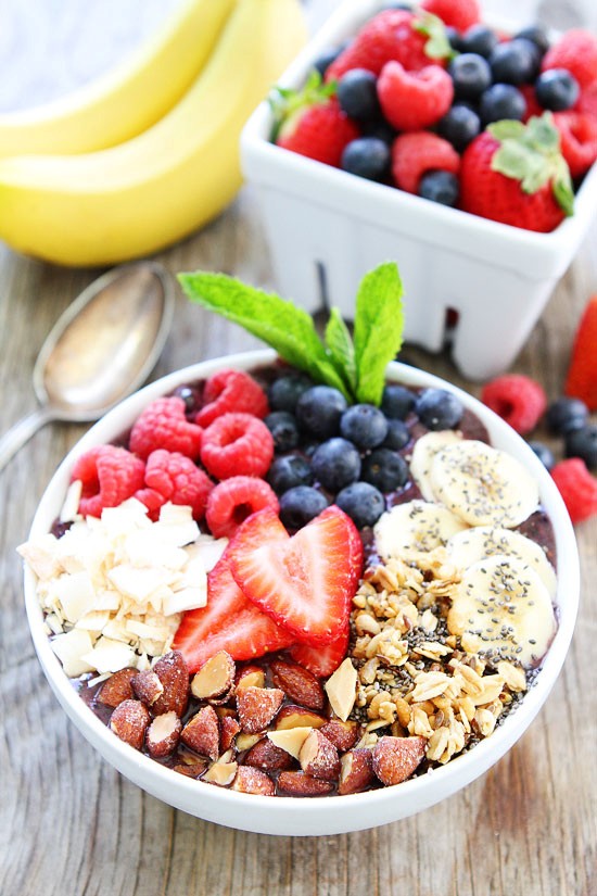 Berry banana smoothie bowl