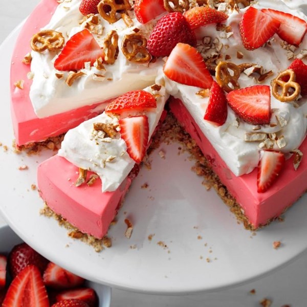 Berry cool cream & pretzel pie
