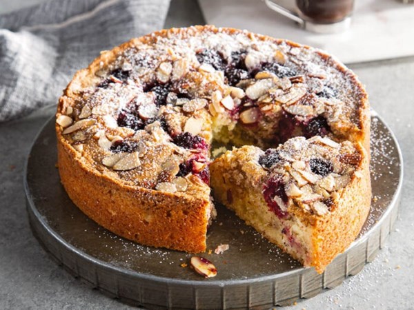 Berry frangipane cake