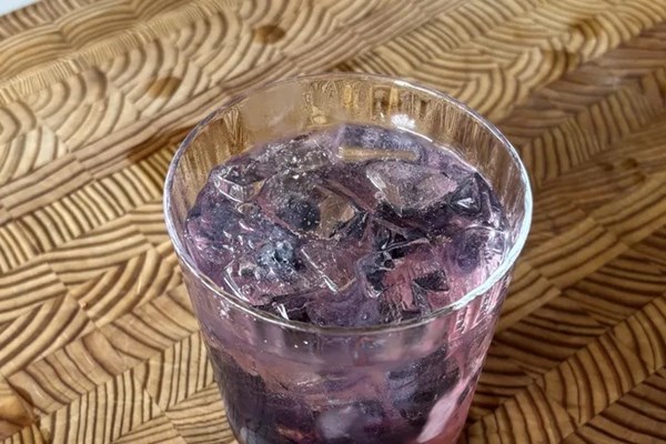 Berry gin and tonic