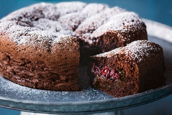 Berry meringue cake