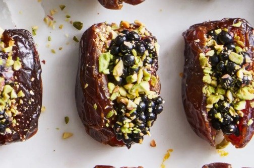 Berry-pistachio stuffed dates 