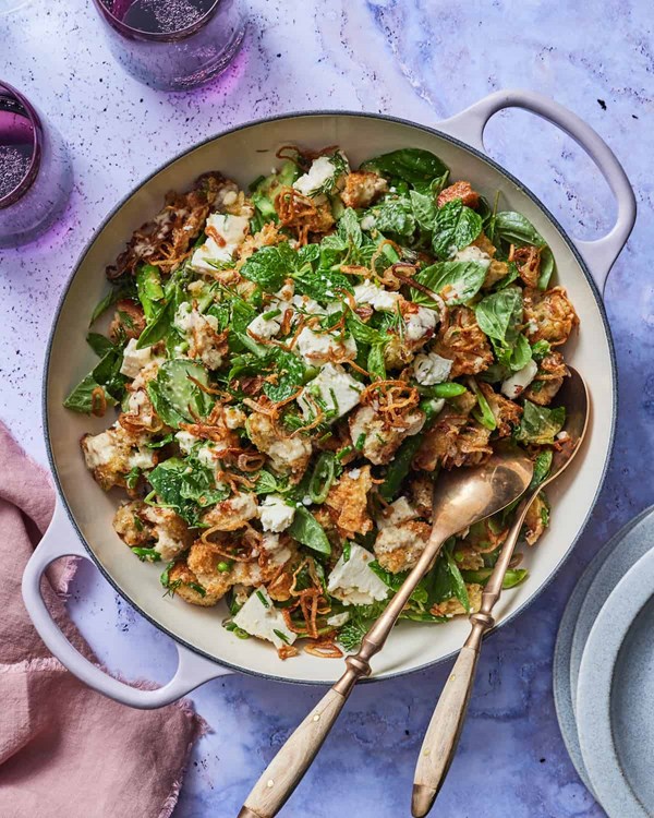 Best spring panzanella salad with crispy shallots