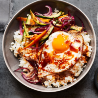 Bibimbap with carrots and courgettes