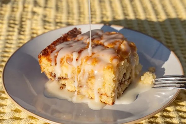 Big Mama cinnamon roll poke cake