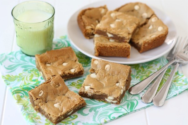 Biscoff white chocolate chip blondies