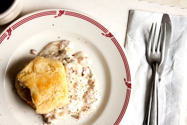 Biscuits with sawmill gravy 