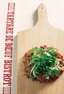 Bistro-style beef tartare (Tartare de boeuf bistrot)
