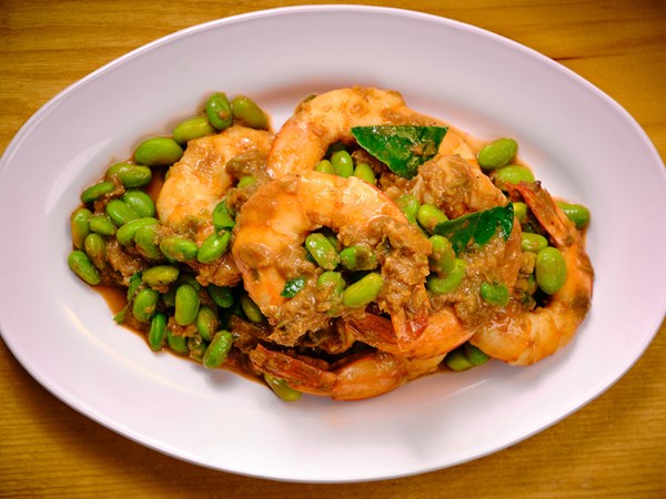 Bitter beans stir fried with shrimp paste and prawns (Goong pad sator)