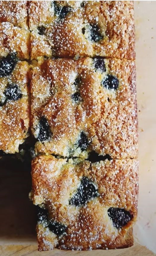 Black- and blueberry ricotta cake