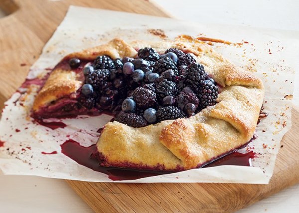 Black and blue crostata