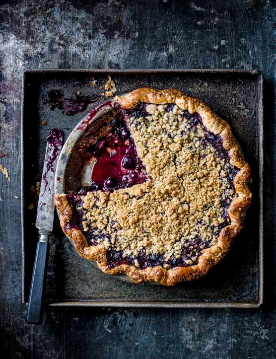 Black and blue crumble pie