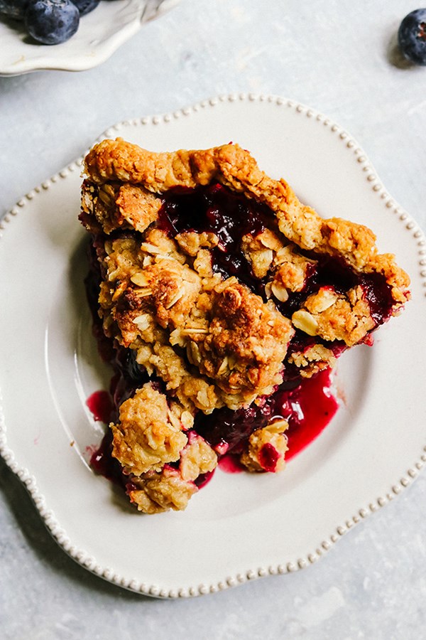 Black and blue pie with brown sugar crumb