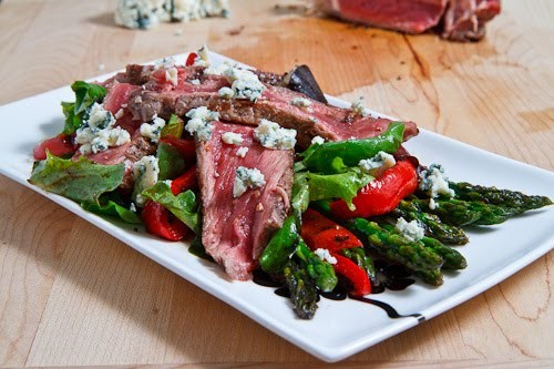Black and blue steak salad with asparagus and red peppers