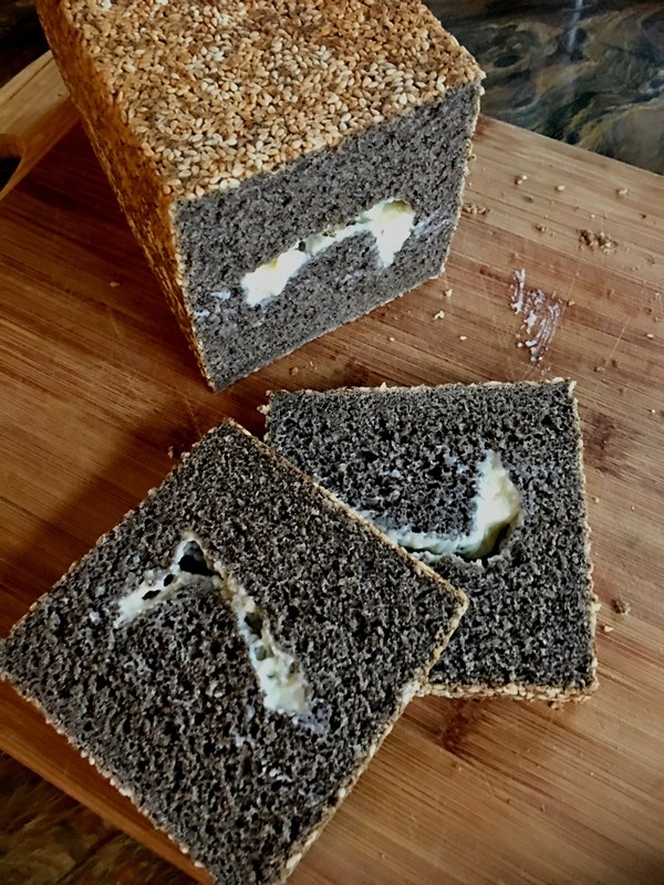 Black-and-white custard loaf (Hēibái zhīmá kăshìdá miànbāo / 黑白芝麻卡士達麵包)