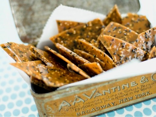 Black-and-white sesame brittle