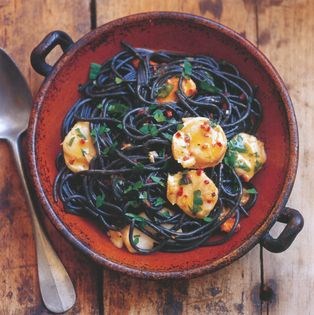 Black angel's hair with scallops (Capelli d'angelo neri con capesante)