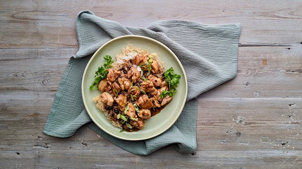 Black bean & chilli chicken with crisp noodles