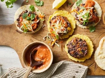 Black bean and plantain burgers with Salvadoran corn tortillas [pepita sauce]