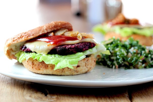 Black bean beet burger