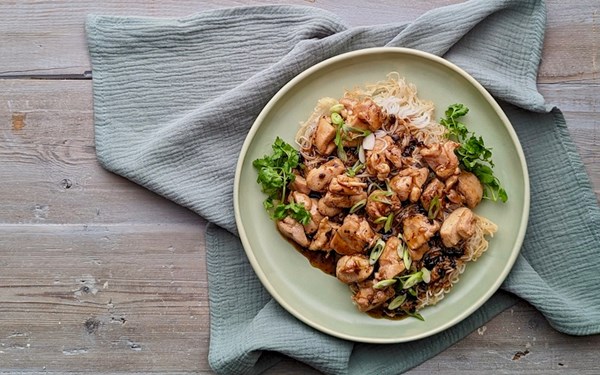 Black bean chicken with crispy noodles 