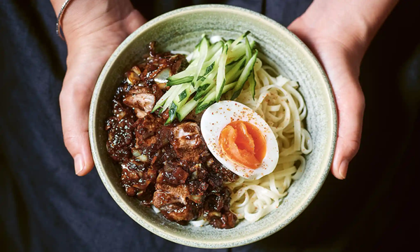 Black bean sauce noodles (Jjajangmyeon)