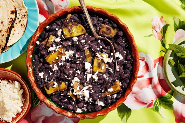 Black beans with cactus paddles (Frijoles negros dela olla con nopalitos)