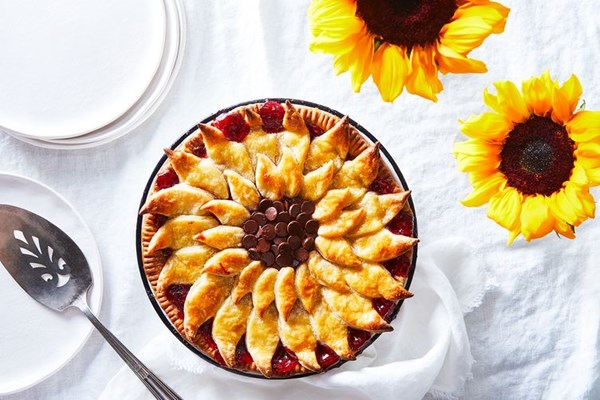 Black bottom cherry "sunflower" pie