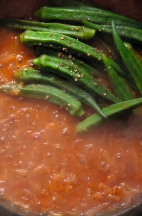 Black-eyed beans with spinach & tomatoes